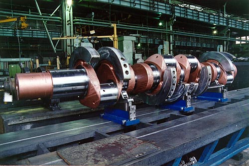 Crankshaft with 6 webs, length 3,100 mm for Diesel engines, final machining and ionitration process.